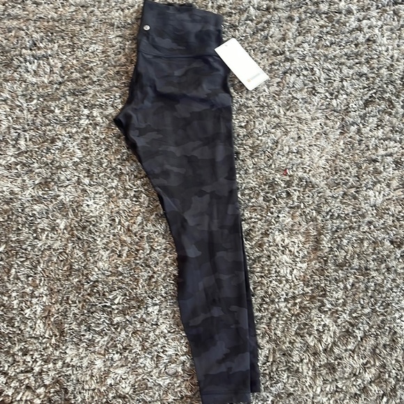 BRAND NEW LULULEMON LEGGINGS - Picture 1 of 2